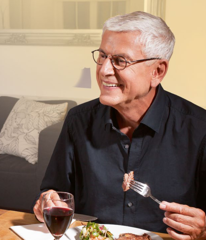 Mit All-on-4 | Feste Zähne an einem Tag kann man wieder kraftvoll zubeißen: Mit All-on-4 ist selbst für zahnlose Patienten ein Steak wieder essbar, keine Probleme mehr im Restaurant!